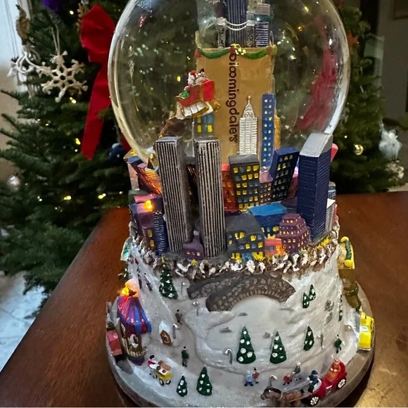 Bloomingdale's NYC Snowglobe/Music Box - Picture 3 of 11